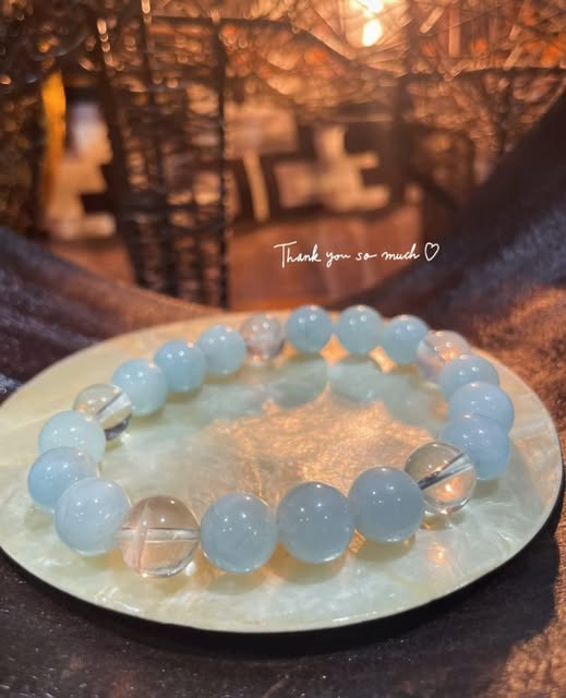 handicraft山添のInstagram投稿に掲載された、水色の天然石ブレスレット